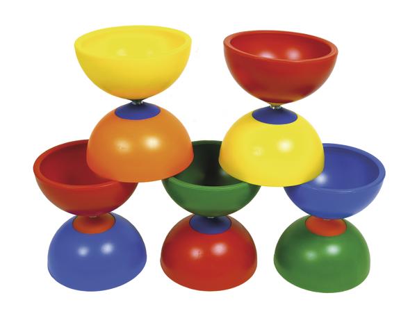 Bunte Jonglier-Diabolo-Spielzeuge aus Kunststoff, gestapelt in zwei Reihen.