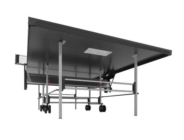 Klappbarer Tischtennistisch mit Metallgestell und Rollen, Ansicht von unten auf weißem Hintergrund.