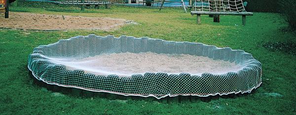 Großer runder Nestschaukel mit Netz auf grünem Spielplatz im Freien.