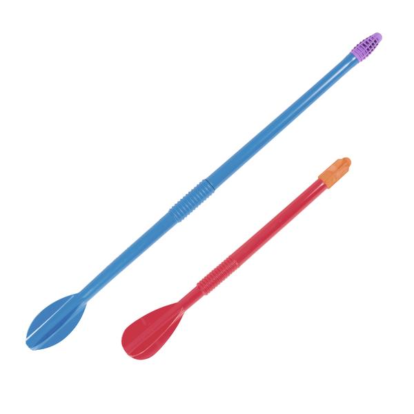 Zwei bunte Pfeile für Darts mit Kunststoffspitzen auf weißem Hintergrund.