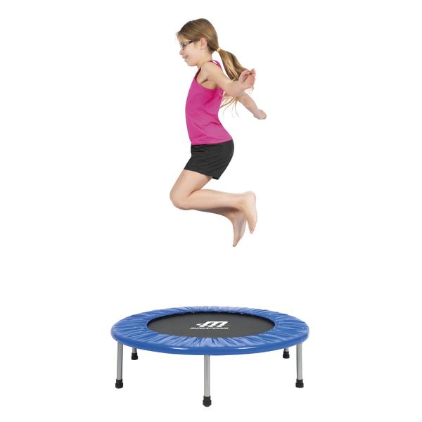 Kleines Mädchen springt auf einem Megaform-Mini-Trampolin mit fünf Beinen und blauem Rand.