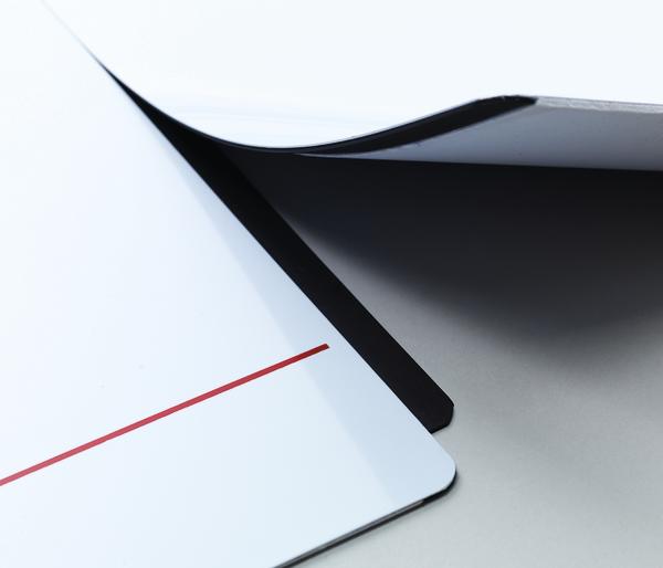 Detailansicht einer flexiblen Spielmatte mit rutschfester Unterseite.