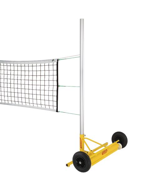 Volleyballnetz mit gelbem, fahrbarem Ständer und schwarzen Rädern auf weißem Hintergrund.