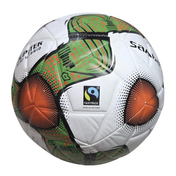 Weißer JUPITER Semi Hybrid Fußball mit grün-rotem und schwarzem Grafikdesign sowie sichtbarem FAIRTRADE-Siegel