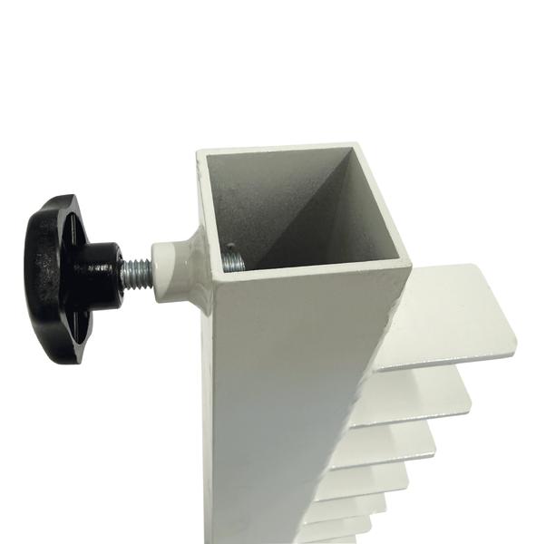 Nahaufnahme einer Metallhalterung mit quadratischem Rohr und seitlichem Drehknopf vor weißem Hintergrund.