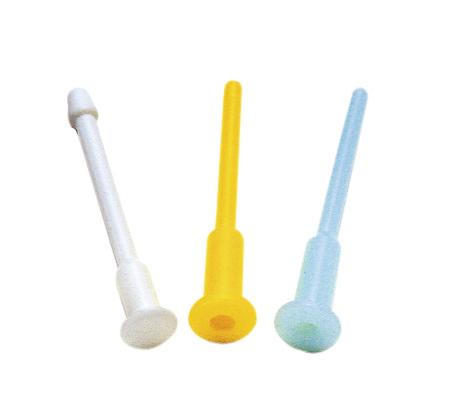 Drei bunte Kunststoff-Ersatzstöpsel in Weiß, Gelb und Blau auf weißem Hintergrund.