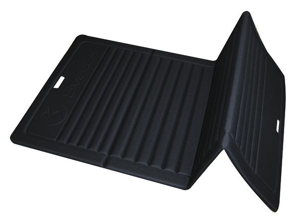 Faltbare schwarze Yogamatte mit gerillter Oberfläche für rutschfestes Training.