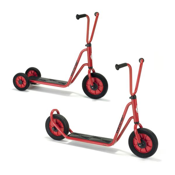 Roter Kinderroller mit drei Rädern und schwarzem Trittbrett, seitliche Ansicht auf weißem Hintergrund.