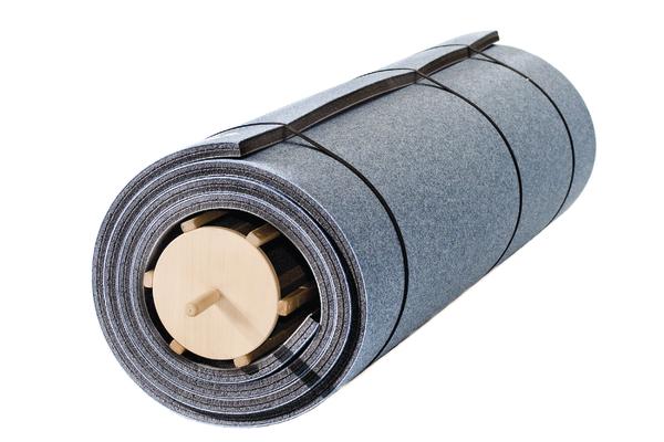 Rollbares Filz-Turnmatte mit Holzgestell, kompakt zusammengewickelt und transportbereit.