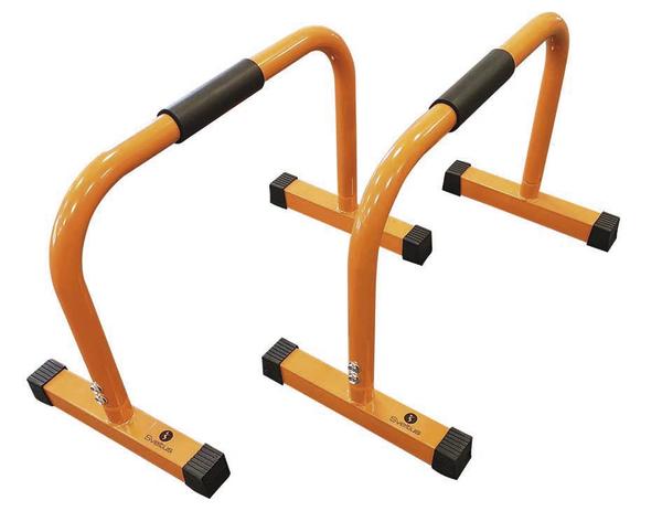 Orangefarbene Dip-Barren mit rutschfesten Griffen für effektives Oberkörpertraining.