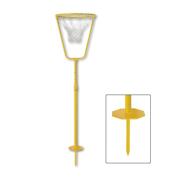 Gelber Korbballständer mit Netzkorb auf Stange und Bodenanker sowie Detailansicht des Erdspießes vor weißem Hintergrund.