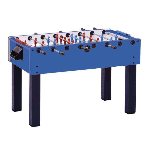 Blauer Tischkicker mit roten und blauen Spielfiguren und schwarzen Griffen auf weißen Spielfeld.