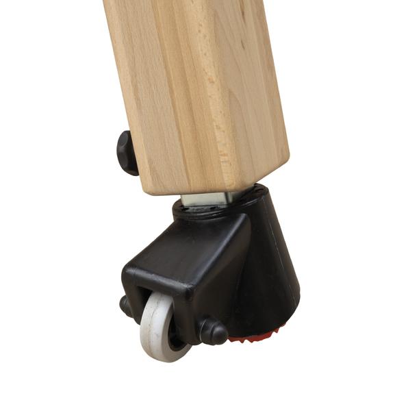 Rollfuß mit weißem Rad an einem Holzbein, Möbelrolle für leichte Mobilität.