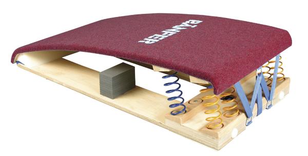 Federkernmatratze mit rotem Bezug und sichtbaren Metallfedern auf Holzrahmen, Seitenansicht.