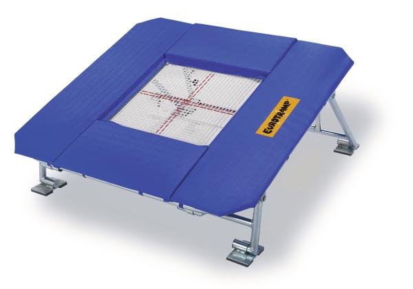 Trampolin mit blauem Rand und Metallrahmen, geeignet für Indoor-Training und Fitness.