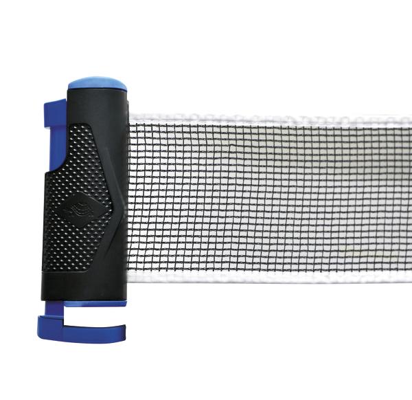 Tischtennisnetz mit schwarzem und blauem Halter, weißer Umrandung, isoliert auf weißem Hintergrund.