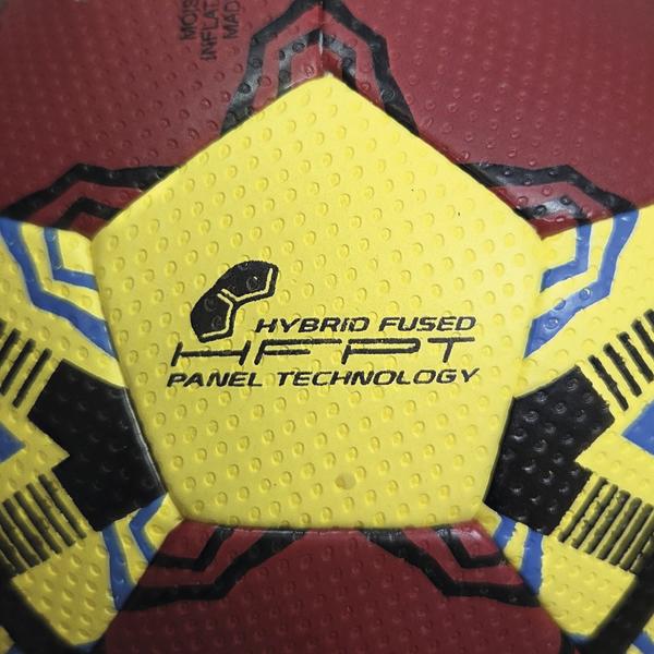 Detailaufnahme eines SAMBA Handballs mit strukturierter Grip-Oberfläche und Aufdruck „Hybrid Fused HFPT Panel Technology“.