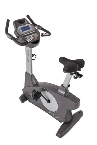 Heimtrainer Ergometer mit digitalem Display und verstellbarem Sitz für Indoor-Training.
