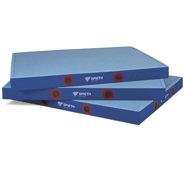 Drei gestapelte blaue Gymnastikmatten mit Griffen und Spieth-Logo, Sportausrüstung.