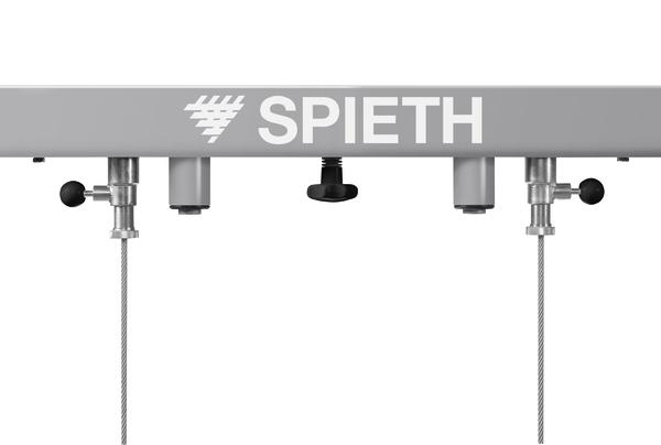 Spieth Turngerät mit Stahlseilen und verstellbaren Halterungen, Nahaufnahme.