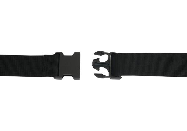 Schwarzer Kunststoff-Steckschnallenverschluss mit Gurtband, isoliert auf weißem Hintergrund.