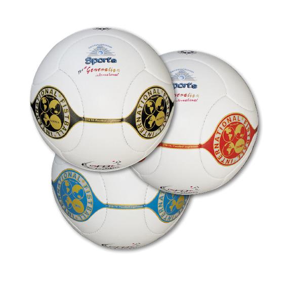 Weiße Volleybälle mit schwarzem, rotem und grünem International Festball-Logo und Sports-Schriftzug.