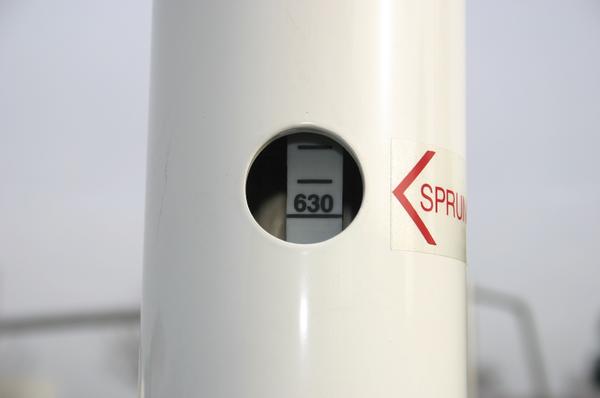 Anzeige der Füllstandsanzeige an einem weißen Behälter mit Markierung "630".