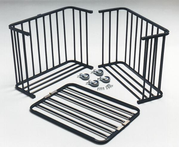 Schwarzer Ballwagen aus Metall in zerlegter Ausführung mit Seitenteilen, Klappdeckel, vier Rollen und Montagematerial.