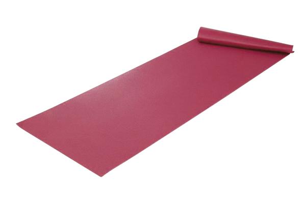 Rolle einer roten Yogamatte auf weißem Hintergrund, ideal für Fitness und Yoga.