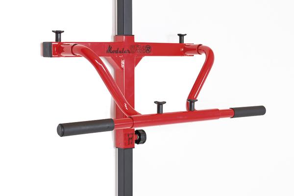 Rotes Klimmzuggerät mit schwarzen Griffen an schwarzem Metallständer vor weißem Hintergrund.