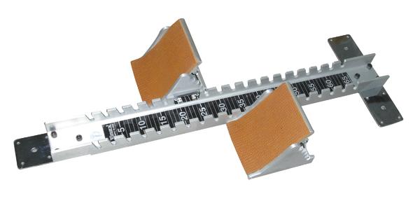 Metallisches Beinlängenmessgerät mit verstellbaren Fußstützen und Skala in Zentimetern.