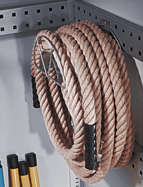 Dickes Kletterseil mit Schutzenden an einer Wandhalterung im Fitnessraum.