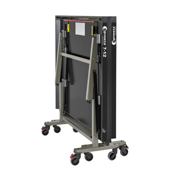 Zusammengeklappter Sponeta 7-12 Tischtennistisch auf Rollen, platzsparend gelagert.