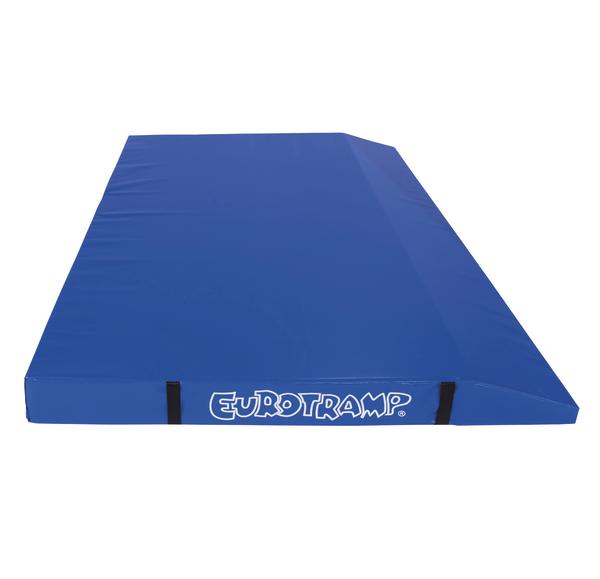 Blauer Eurotramp Turnmatte mit Keilform und Griffen für Gymnastik und Sportübungen.