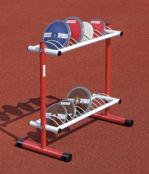 Diskus-Ständer mit verschiedenen Diskus-Scheiben auf rotem Sportplatzboden.