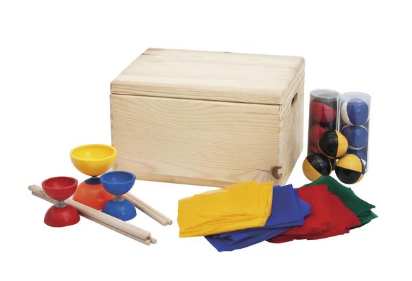 Holzkiste mit Jonglierbällen, Diabolos, Tüchern und Stöcken für Jonglierübungen.