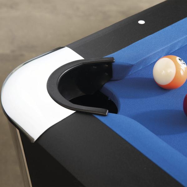 Detail einer Billardtisch-Ecktasche mit blauem Spielfeld und Billardkugel.