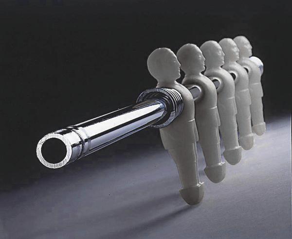 Detailaufnahme einer Kickerstange mit mehreren weißen Spielfiguren in einer Reihe.