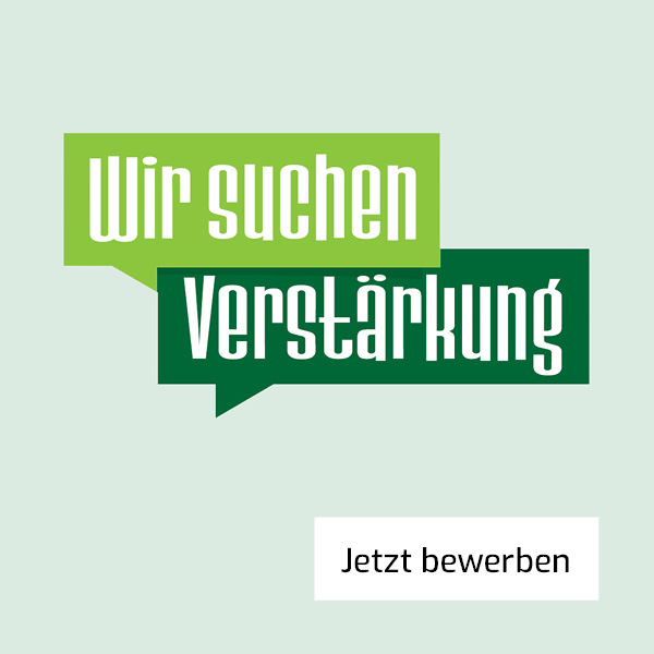 Stellenanzeige-Grafik: Auf hellgrünem Hintergrund sind zwei Sprechblasen in unterschiedlichen Grüntönen mit der Aufschrift "Wir suchen Verstärkung". Darunter ein Button mit dem Text "Jetzt bewerben".