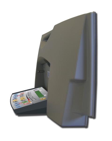 Stramatel Anzeigetafel, teilweise von grauer Abdeckung verdeckt.