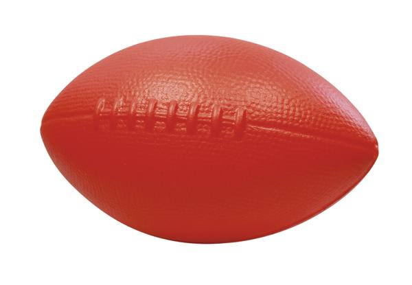 Roter American Football aus Kunststoff mit genarbter Oberfläche und Nähten, isoliert auf weißem Hintergrund.