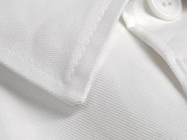 Weißes Hemd mit feiner Struktur, Kragen und Knopf in Nahaufnahme, sauber und elegant.