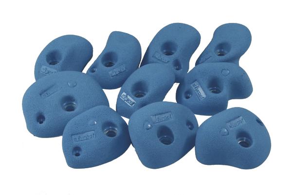 Blaue Klettergriffe aus Kunststoff für Indoor-Kletterwände in verschiedenen Formen.