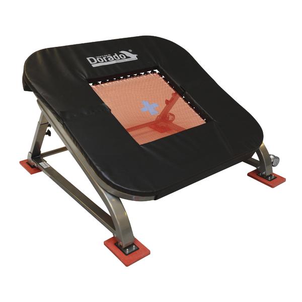 Schräg gestelltes Trainings-Trampolin mit schwarzer Rahmenabdeckung, roter Sprungfläche und Dorado-Logo.