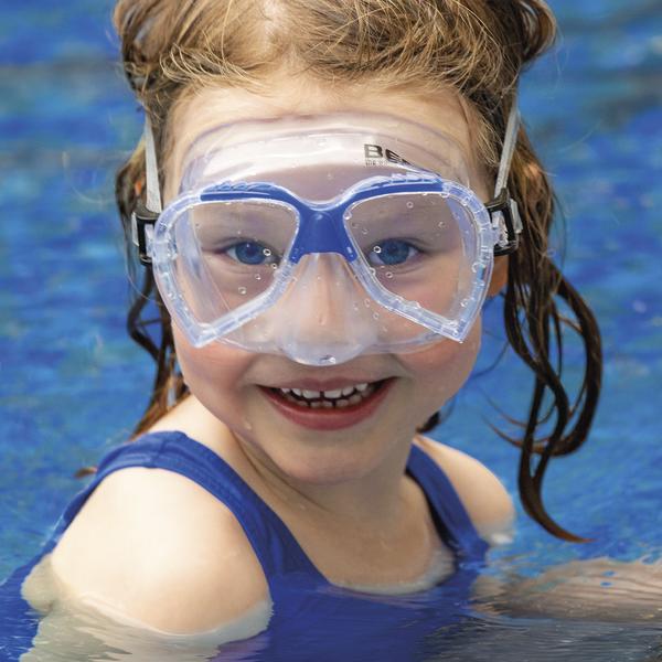 Kind mit Schwimmbrille im Wasser lächelnd, Schwimmbad-Spaß für Kinder.