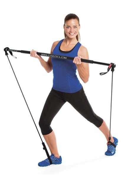 Frau trainiert mit Gymstick Fitnessgerät, Ganzkörperübung im Sportoutfit vor weißem Hintergrund.