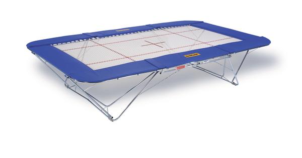 Trampolin rechteckig mit blauem Rand und Metallrahmen, ideal für Outdoor-Springen.