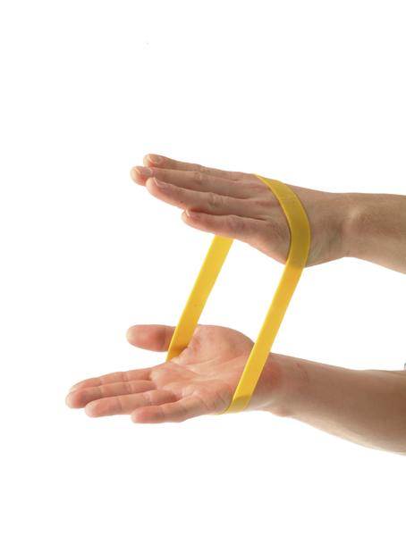 Hand mit gelbem Widerstandsband für Fitness- und Rehabilitationsübungen auf weißem Hintergrund.