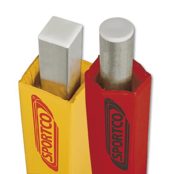 Zwei gepolsterte Volleyballpfostenhüllen in Gelb und Rot mit Sportco-Logo.