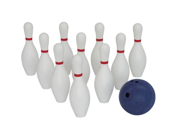 Bowlingkugeln und zehn weiße Bowling-Pins mit rotem Ring auf weißem Hintergrund.